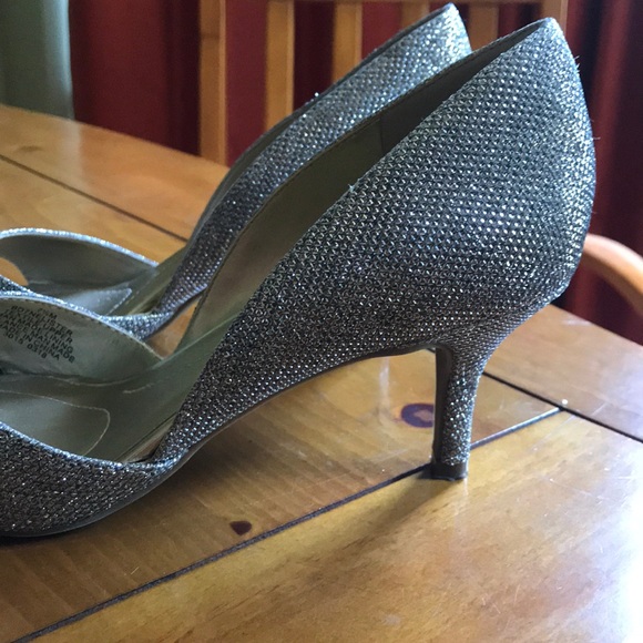 Silver heels - Picture 3 of 5